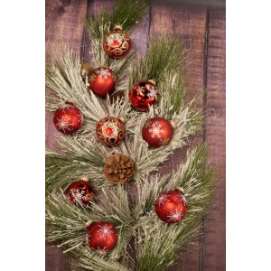 Weihnachtskugeln: 4er-Set rote Christbaumkugeln mit Schneeflocken (7cm) auf Tannenzweig.