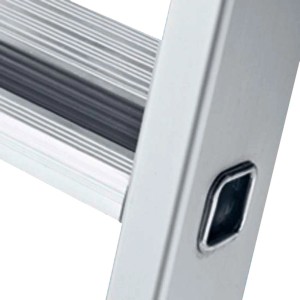 Detailaufnahme: Zarges Anlegeleiter Saferstep mit eloxierten Holmen und Stufen.