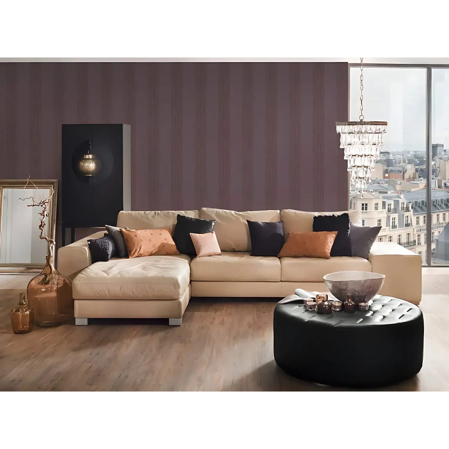 Wohnraum mit violetter Streifen Tapete. Textiltapete mit Ton-in-Ton Muster für Wohnzimmer, Schlafzimmer oder Flur.