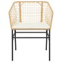Gartenstuhl aus Rattan, braun, mit cremefarbenem Kissen und schwarzem Stahlgestell.