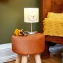 Kinderhocker Safari Adventure orange, Ø 30 cm, mit Lampe als Nachttisch im Kinderzimmer.