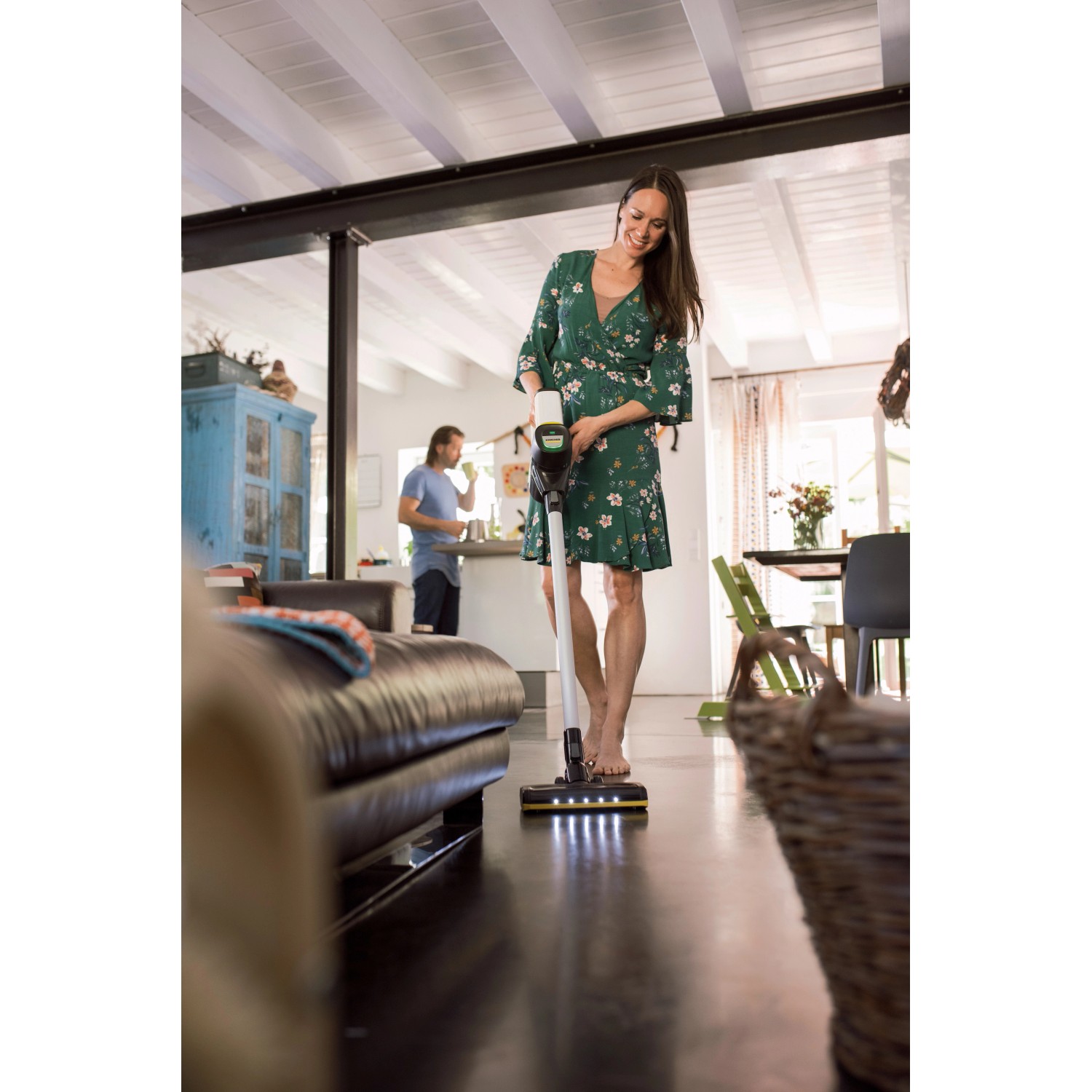 Frau saugt mit dem Kärcher Akku-Staubsauger VC 6 Cordless den Boden.