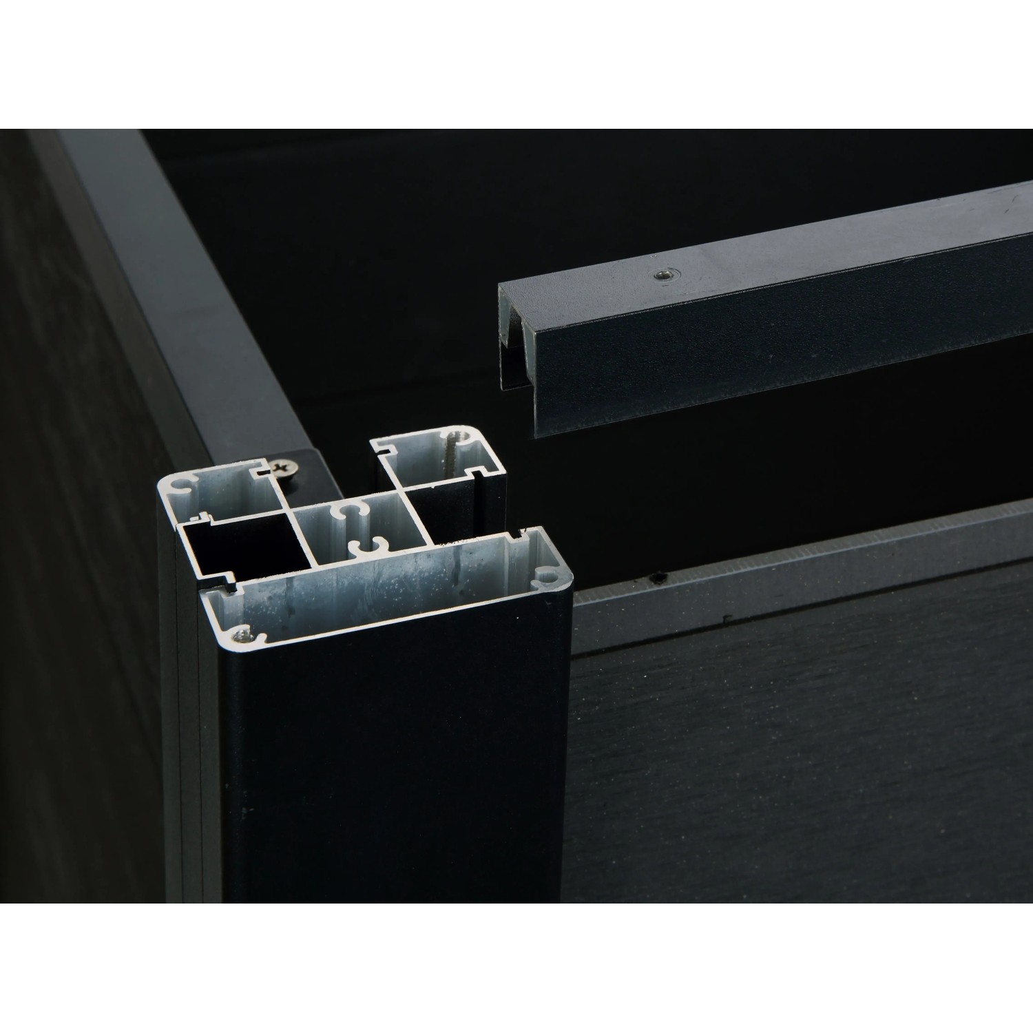 Detailaufnahme: Zubehör-Set für WPC-Hochbeet, Steckmodule aus Kunststoff in Schwarz und Silber.