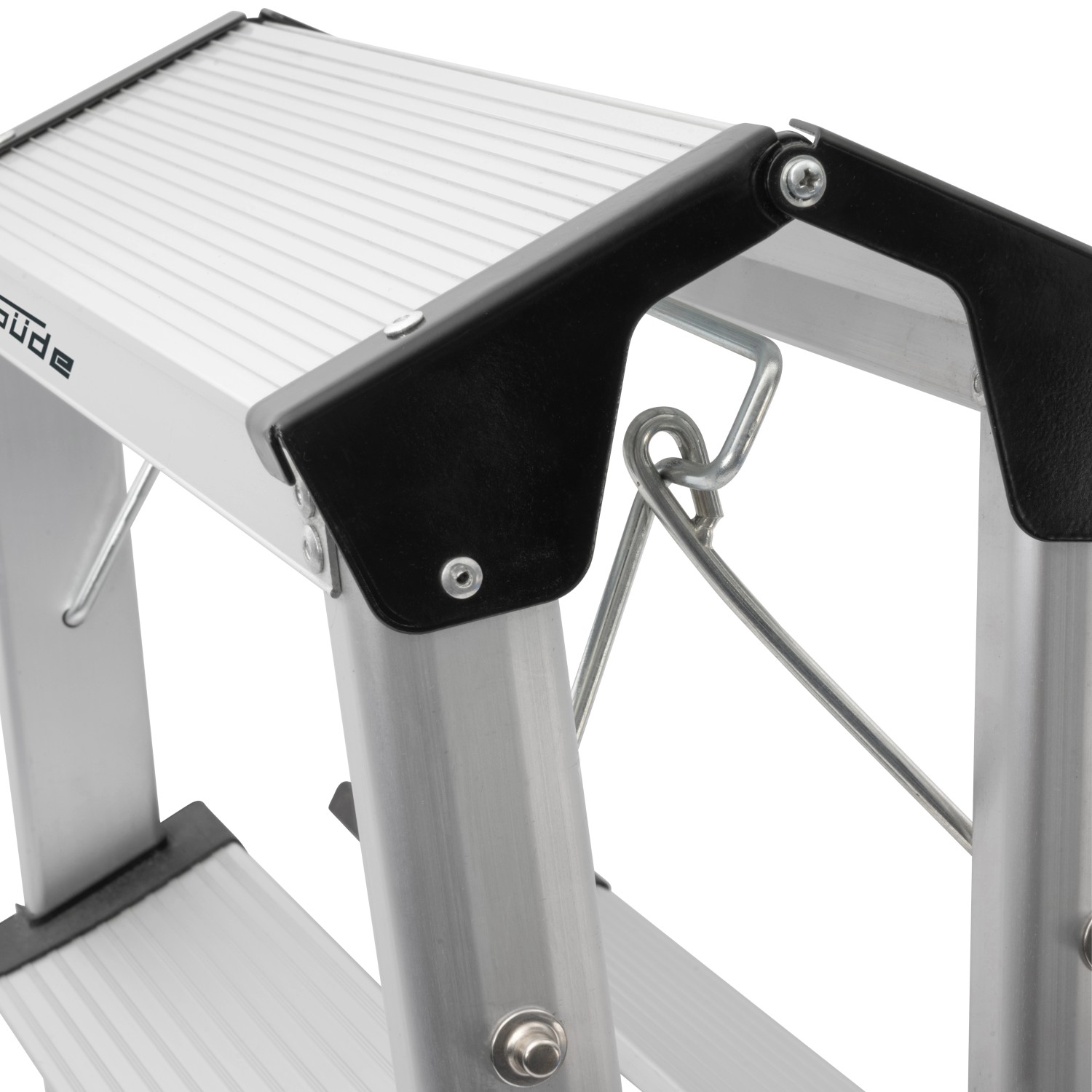 Detailansicht der Aluminium Trittleiter GAT 3S von Güde, silberfarben mit schwarzem Gelenk.
