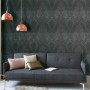 Wohnszene mit dunkler, glänzender Barock Vliestapete mit Ornament Muster in Schwarz und Dunkelgrau.