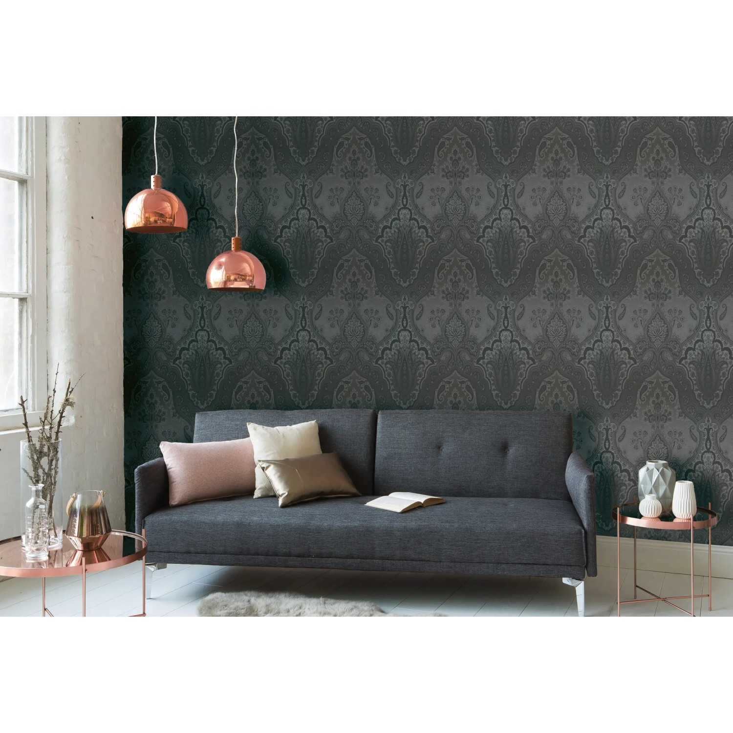 Wohnszene mit dunkler, glänzender Barock Vliestapete mit Ornament Muster in Schwarz und Dunkelgrau.
