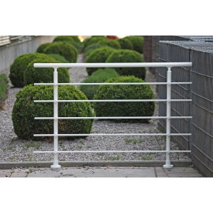 Weißes Dieda Geländerset aus Aluminium mit waagerechten Rundstäben für Balkon oder Terrasse.