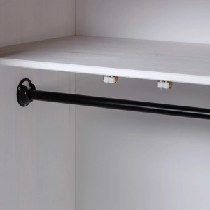Innenansicht: Weißer Kleiderschrank aus Kiefer mit Kleiderstange und Einlegeboden.
