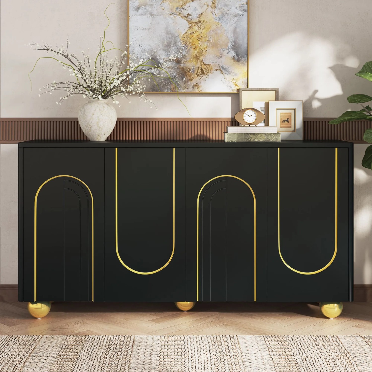 Schwarzes Merax Sideboard mit 4 Türen, goldenen Bogenlinien und kugelförmigen Metallfüßen für Wohnzimmer.