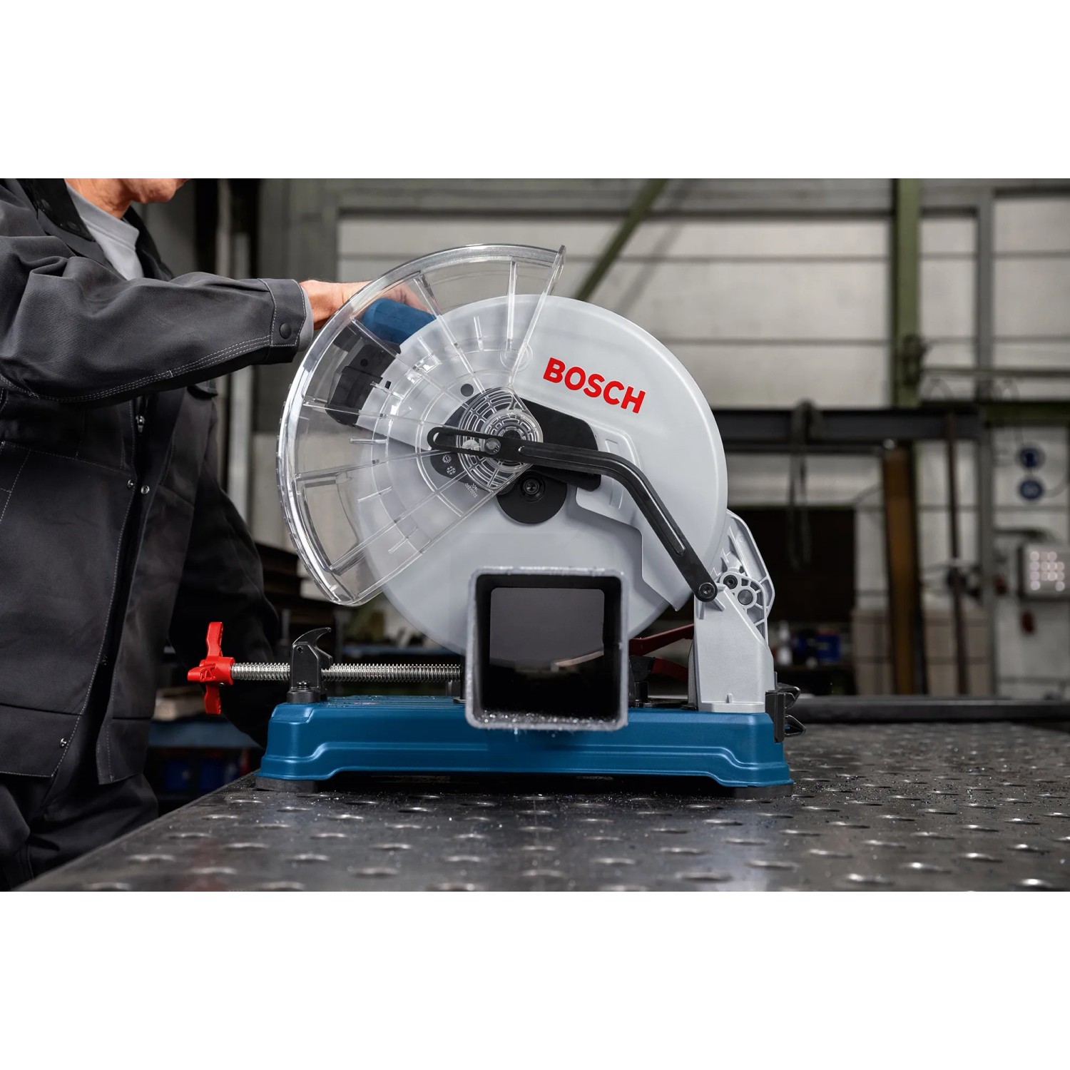 Bosch Professional GCD 18V-355 Metalltrennsäge für präzise Metallschnitte.