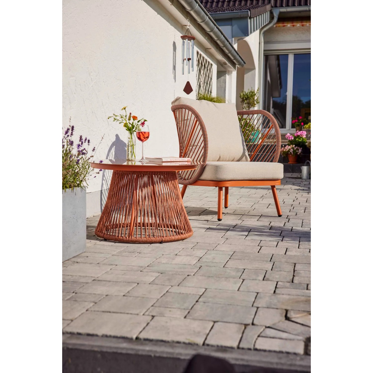 Balkontisch Bandon in Terrakotta, Ø 70 cm, mit Glasplatte und Seilbespannung. Ideal für Balkon und Terrasse.
