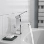 Schütte Waschtischarmatur Tokyo II Chrom mit Wasserstrahl im modernen Bad.
