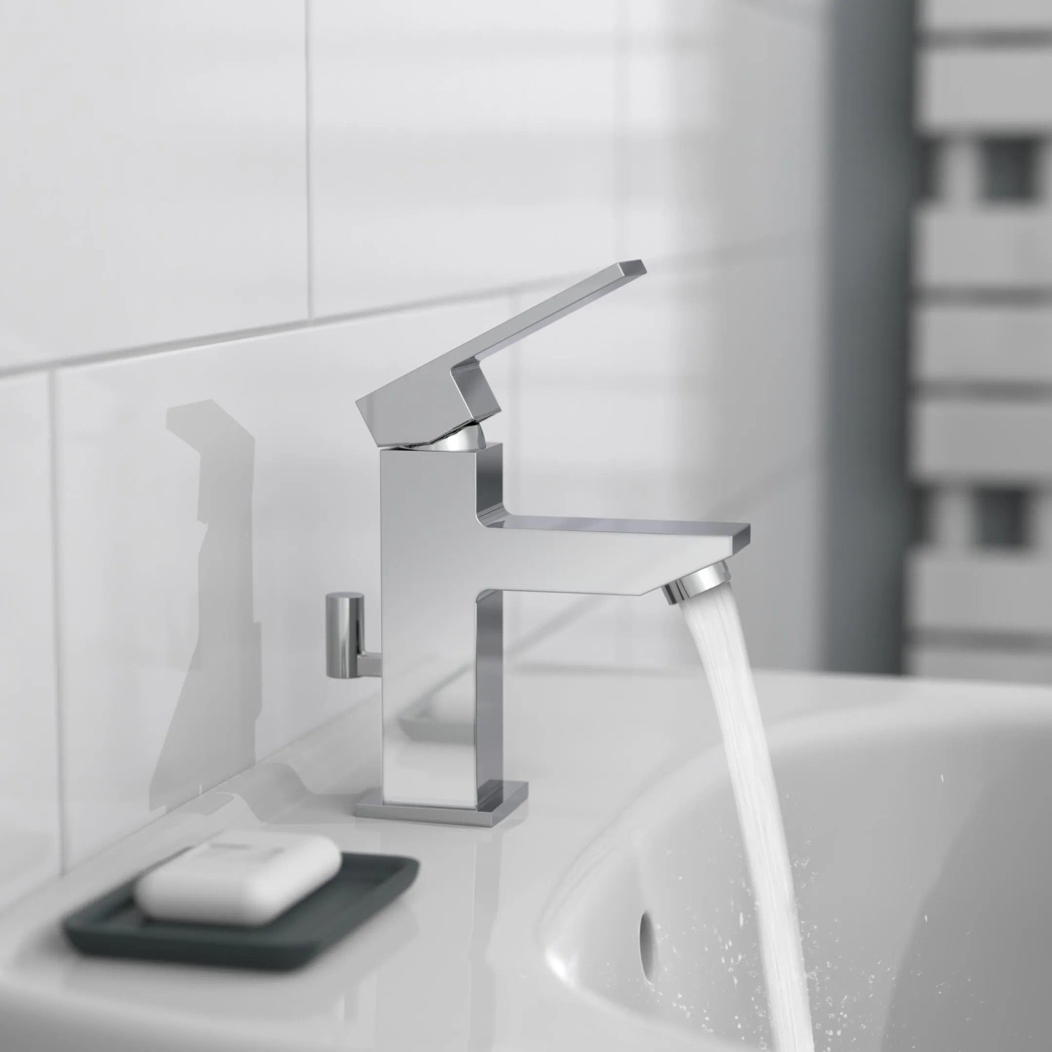 Schütte Waschtischarmatur Tokyo II Chrom mit Wasserstrahl im modernen Bad.