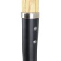Holzstiel einer Spatenschaufel mit gummiertem, schwarzem Griffende und Metallring.