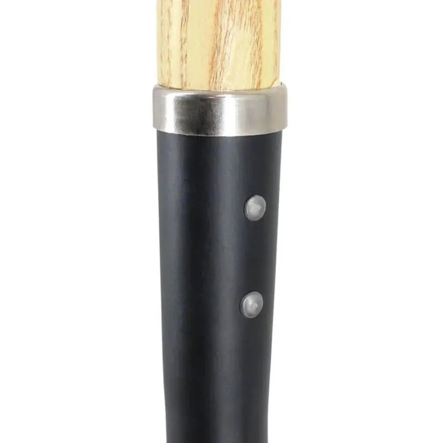 Holzstiel einer Spatenschaufel mit gummiertem, schwarzem Griffende und Metallring.