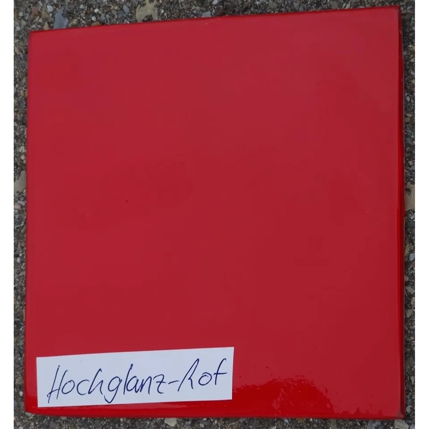 Detailaufnahme: Hochglanz-roter Pflanzkübel aus Fiberglas, quadratisch.