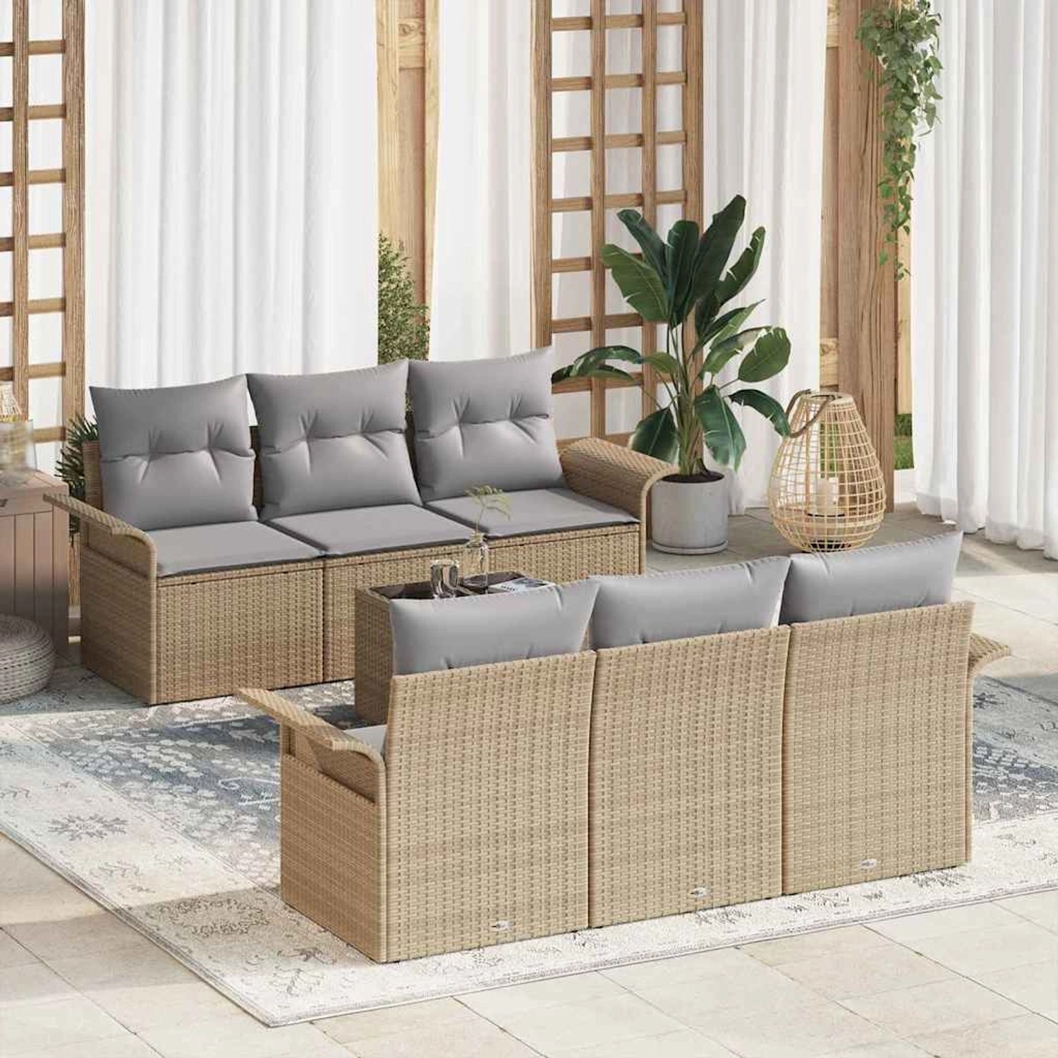 Beiges 7-teiliges vidaXL Garten-Sofa-Set aus Poly Rattan mit Tisch und grauen Polstern.