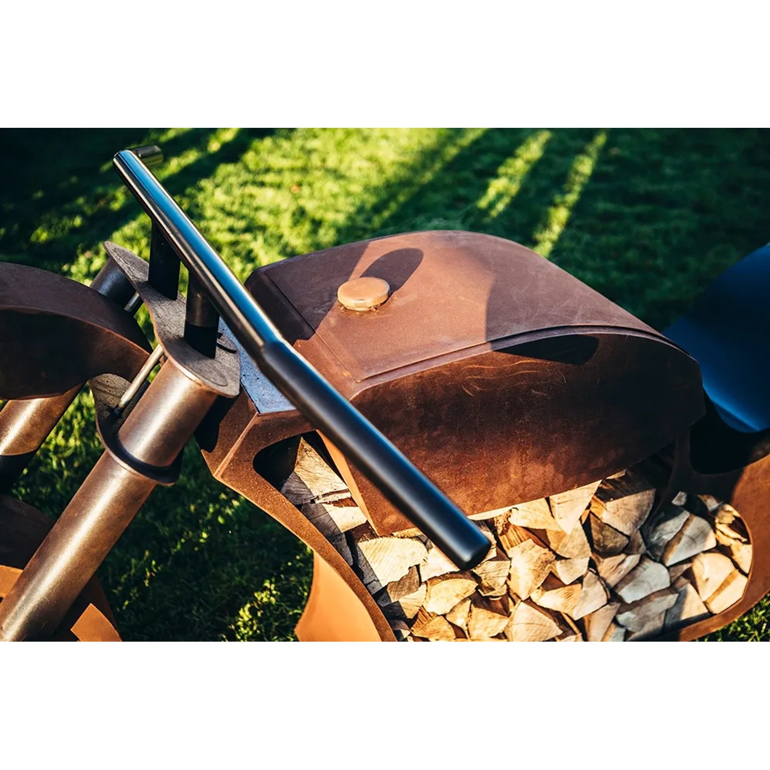 Ferrum Art Design Grillstelle Motorrad in Rostoptik, Detailansicht. Originelle Feuerschale für Garten und Terrasse.