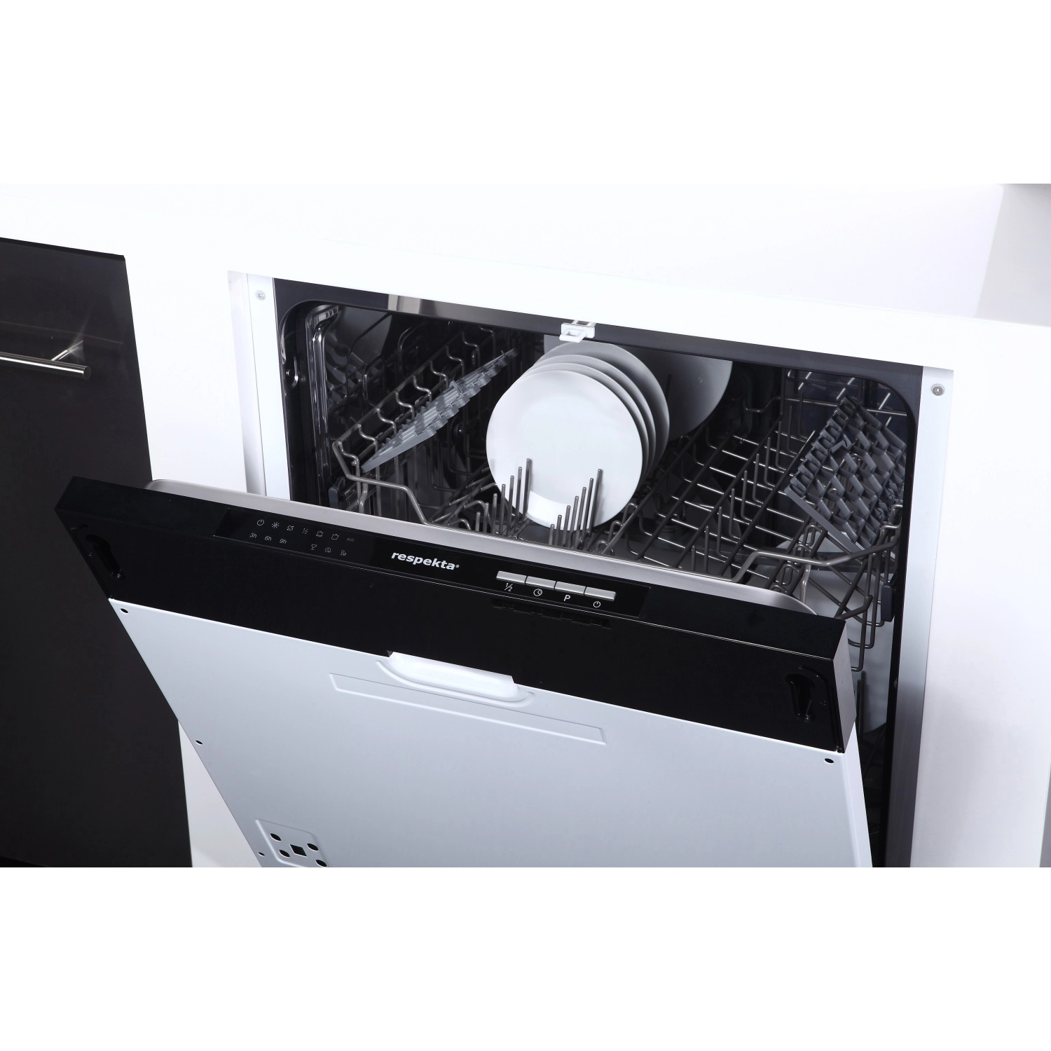 Offener, vollintegrierter Respekta Geschirrspüler in weiß, Teil der Küchenzeile.
