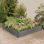 Graues Hochbeet aus Massivholz auf Holzterrasse, bepflanzt mit bunten Blumen. Für Garten & Balkon.