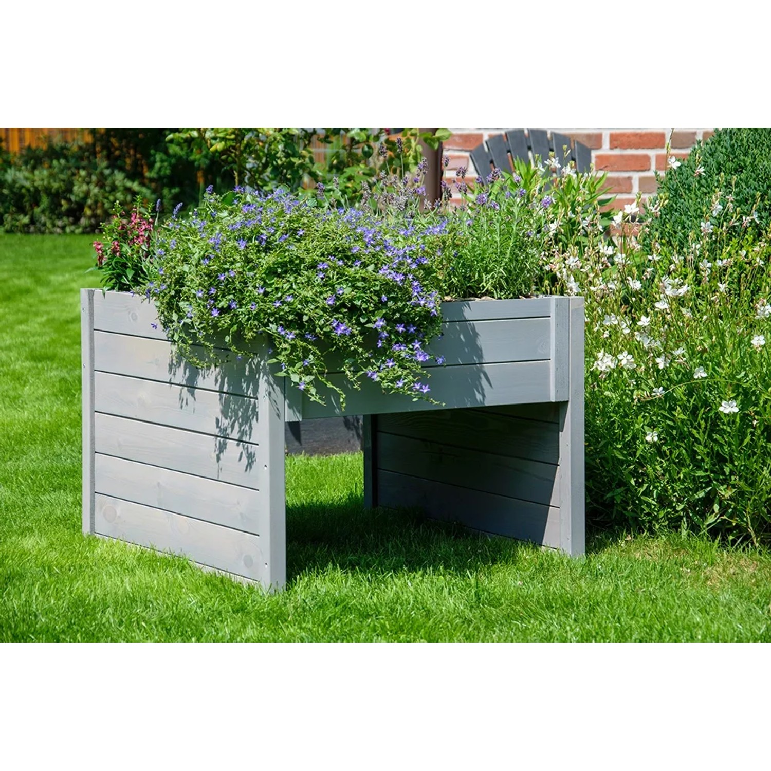 Graue Dobar Mährobotergarage mit Pflanzkasten, bepflanzt mit Blumen.