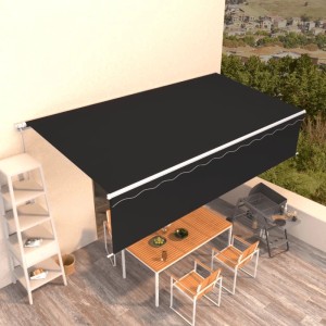 Anthrazitfarbene Furnicato Markise 600x300 cm mit Handkurbel spendet Schatten auf Terrasse mit Tisch und Grill.