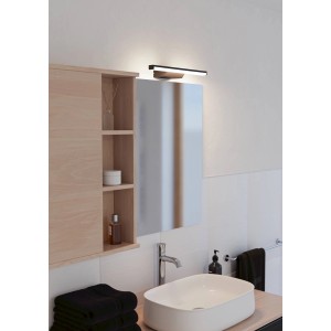 Schwarze LED Spiegelleuchte Regello-Z von Eglo Connect im Badezimmer über einem Spiegel.