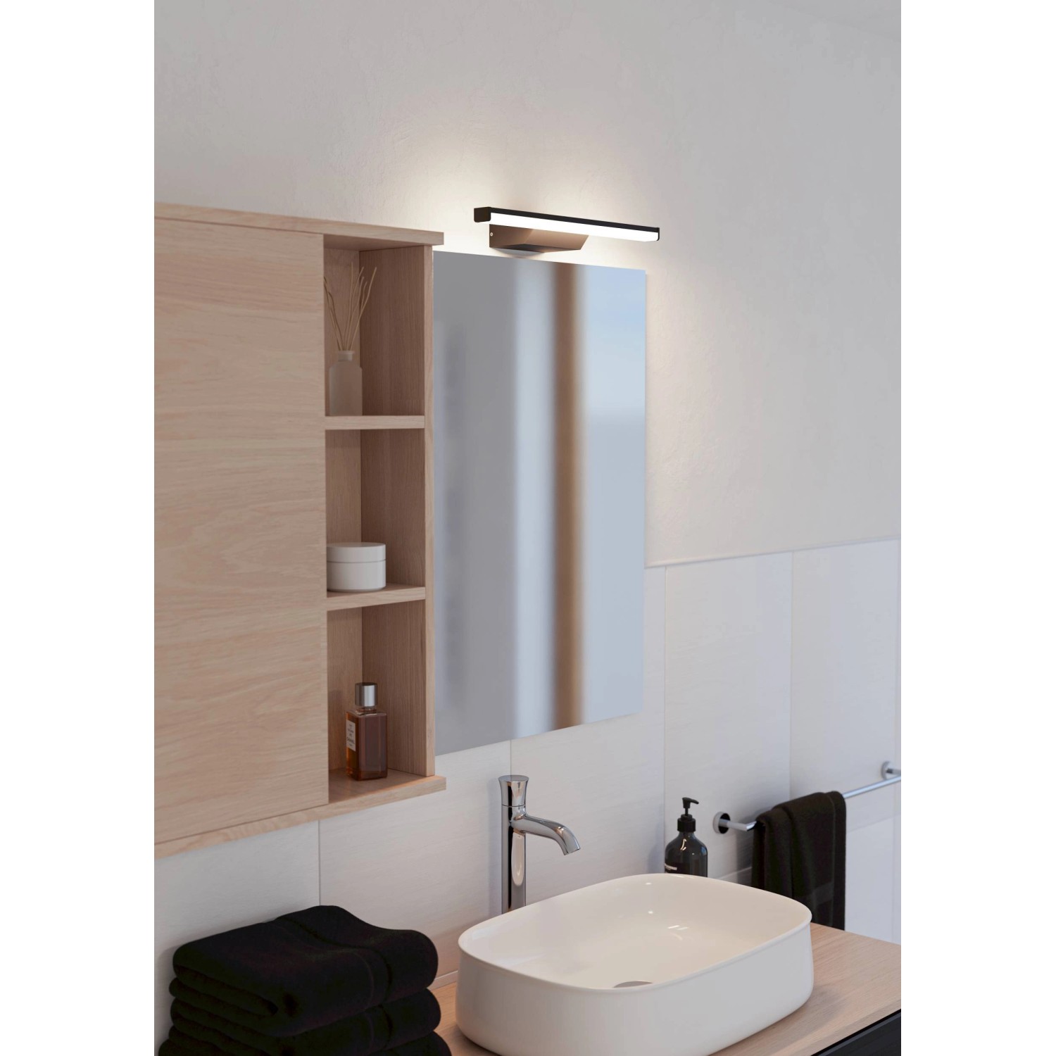 Schwarze LED Spiegelleuchte Regello-Z von Eglo Connect im Badezimmer über einem Spiegel.