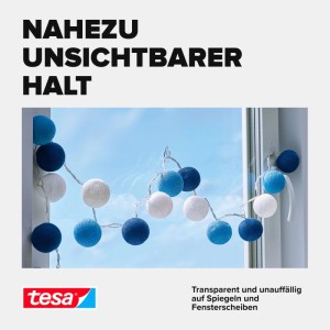 Transparente Tesa Powerstrips Deco-Haken halten eine Lichterkette am Fensterrahmen. Unsichtbare Befestigung für Dekoration.