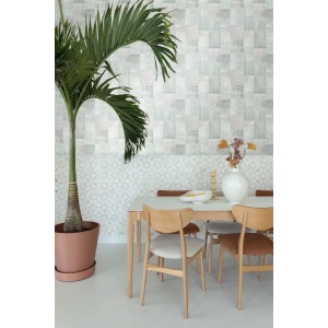 ESTAhome Vliestapete: orientalisches Kelim-Patchwork in Pastell Mintgrün an Esszimmerwand. Dekorative Tapete.