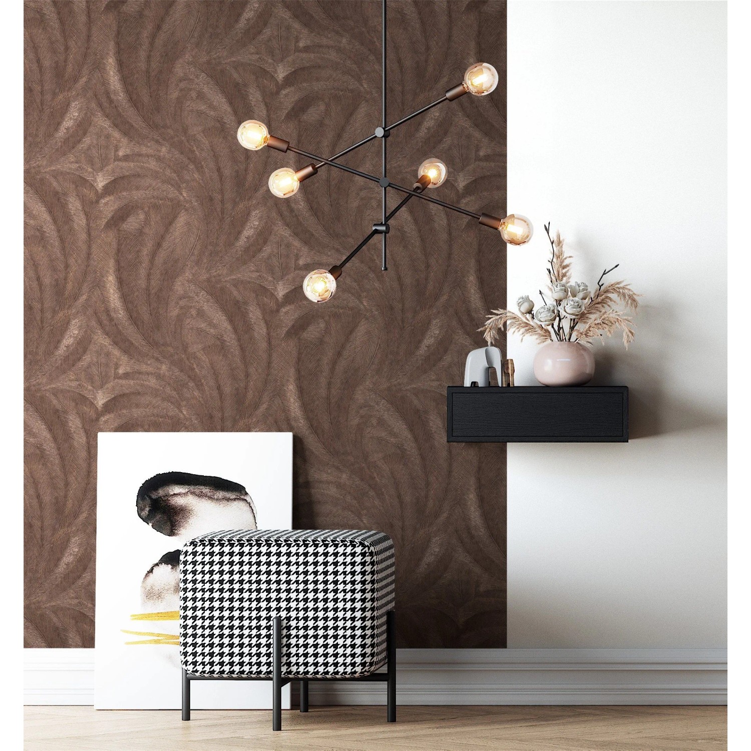 Newroom Savina Bronze Vliestapete mit strukturierten Palmenblättern in warmen Brauntönen an einer Wand. Dekorative Tapete.