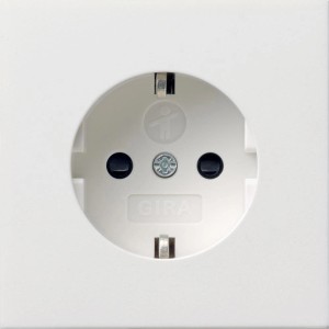 Gira Steckdoseneinsatz Fläche Reinweiß mit erhöhtem Berührungsschutz.