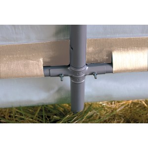 Detailaufnahme: Stahlrahmen und Plane des ShelterLogic Foliengewächshauses.