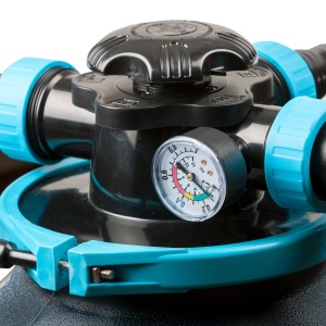 Detailaufnahme der Gre Sandfilteranlage Ø 320 mm in Schwarz mit Manometer.