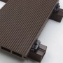 Dunkelbraune Home Deluxe WPC Terrassendiele Samana mit Klicksystem und Unterkonstruktion.