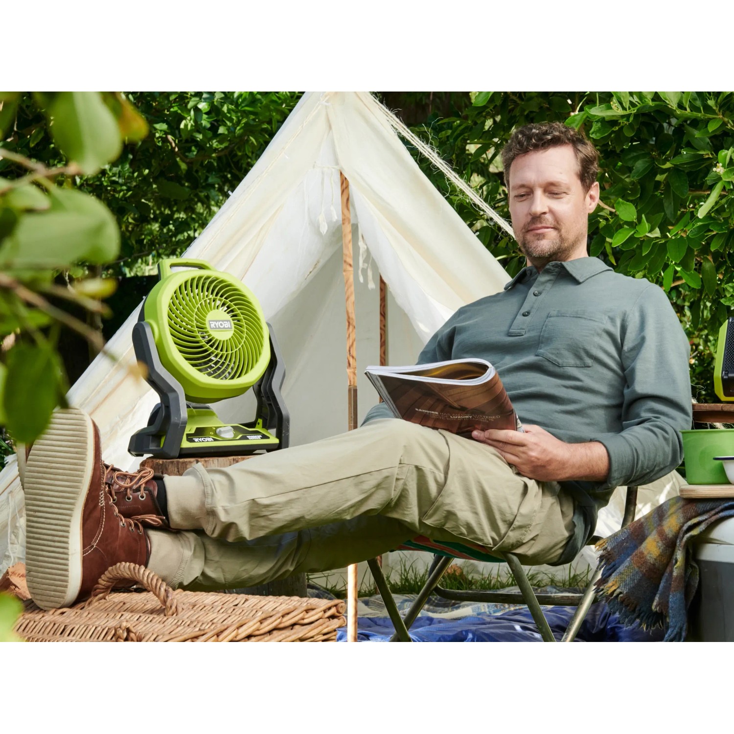 Ryobi Akku-Ventilator One+ RF18-0, grüne Whisper-Serie, mit Mann vor Zelt. Akkugerät für Camping & Freizeit.