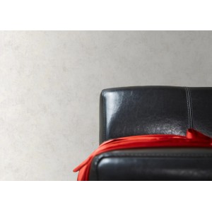 A.S. Création Uni Tapete in Creme-Beige (53cm x 10,05m) an Wand, neben einem Sessel.