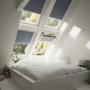 Velux Verdunklungsrollo DKL MK06, dunkelblau, in Dachfenstern eines Schlafzimmers.