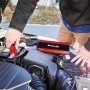 Einhell CE-JS 18 Jump-Start Power Bank beim Starthilfe geben an einer Autobatterie.