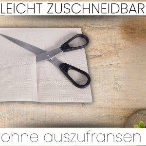 Cremefarbene Sensalux Vlies-Tischdecke wird mit einer Schere zugeschnitten.