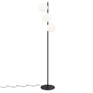 Schwarze 3-flammige Stehlampe mit drei milchig-weißen Glaskugeln und rundem Metallfuß im modernen Vintage-Stil.