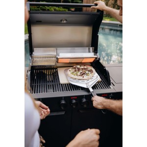 Enders Pizzaschaufel in Silber-Schwarz mit Pizza auf einem Grill. Grillutensil für leckere Pizza.