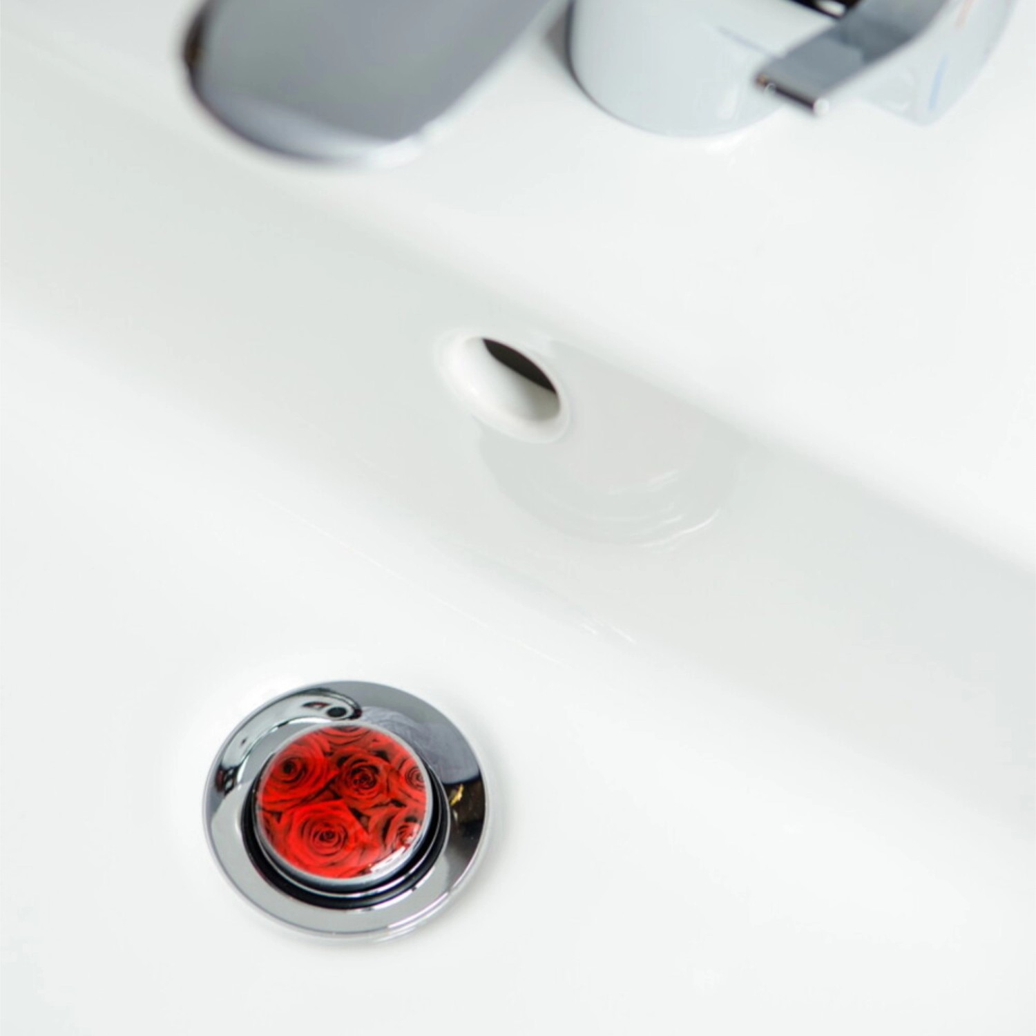 Sanilo Waschbeckenstöpsel mit Rosenmuster im Waschbecken.