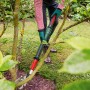 Bosch Akku-Baumschere Advanced Prune 18V-45 mit Verlängerung im Einsatz beim Baumschnitt.