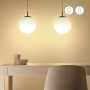 Zwei WiZ LED E27 Glühlampen in Kugelform über einem Esstisch, warmweißes Licht.