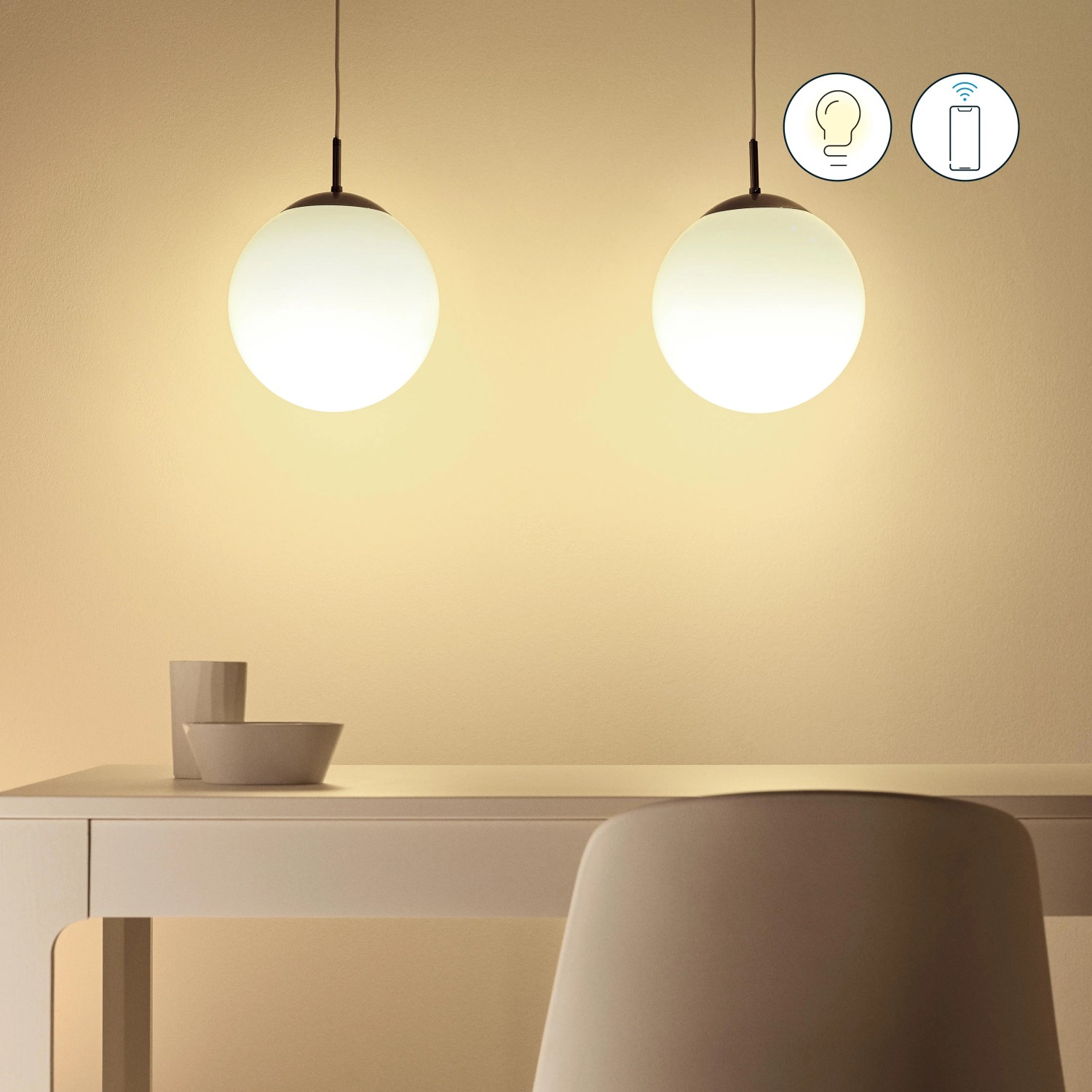 Zwei WiZ LED E27 Glühlampen in Kugelform über einem Esstisch, warmweißes Licht.