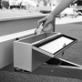 Stema Deichselbox am Anhänger mit geöffneter Klappe und Hand, die Zurrgurt hineinlegt.