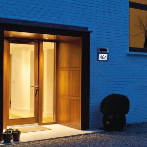Beleuchtete Basi Solar Hausnummer SHN 200 aus Edelstahl an Hauswand.