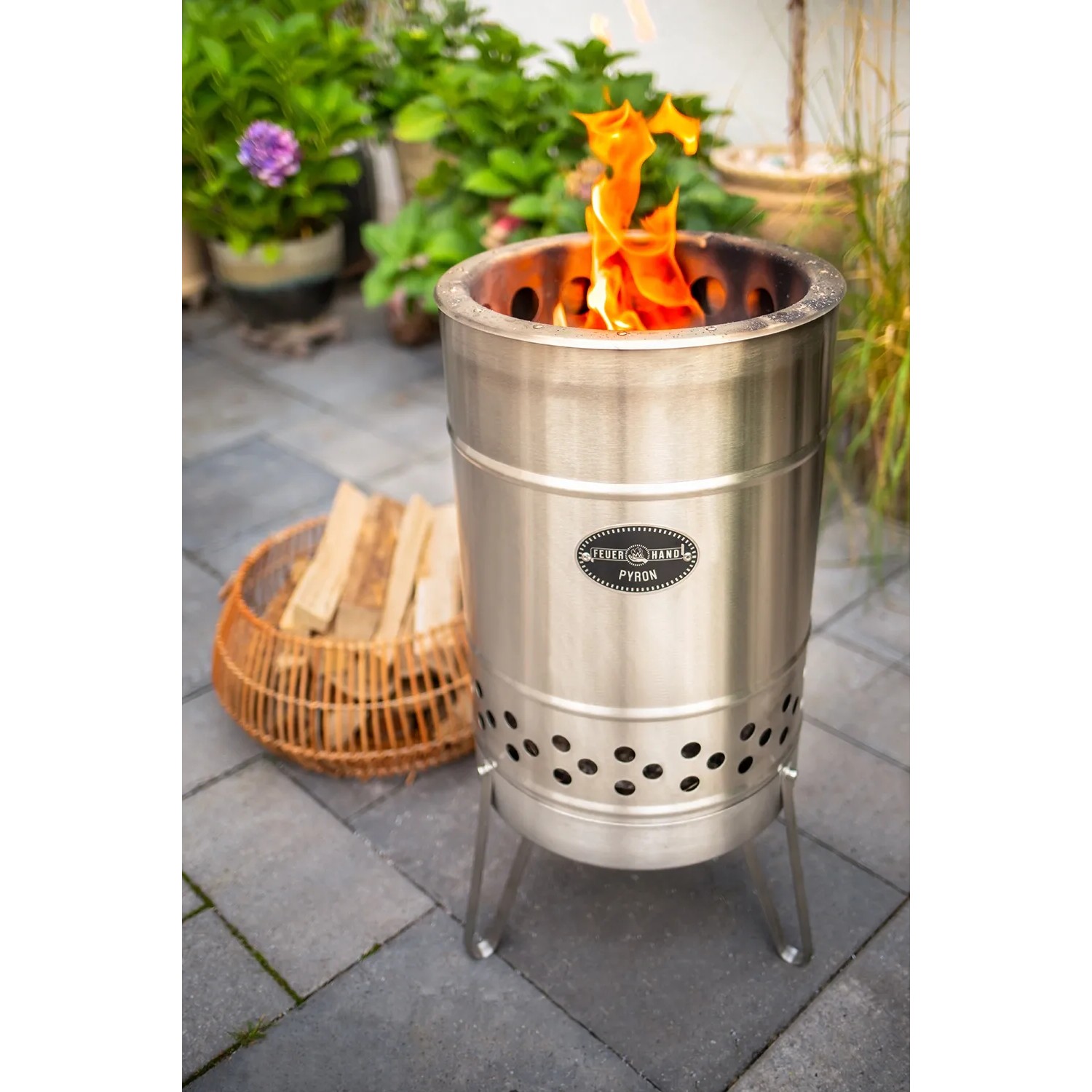 Feuerhand Pyron Feuertonne aus Edelstahl, 25 l, mit brennendem Holz. Ideal für Garten & Terrasse.
