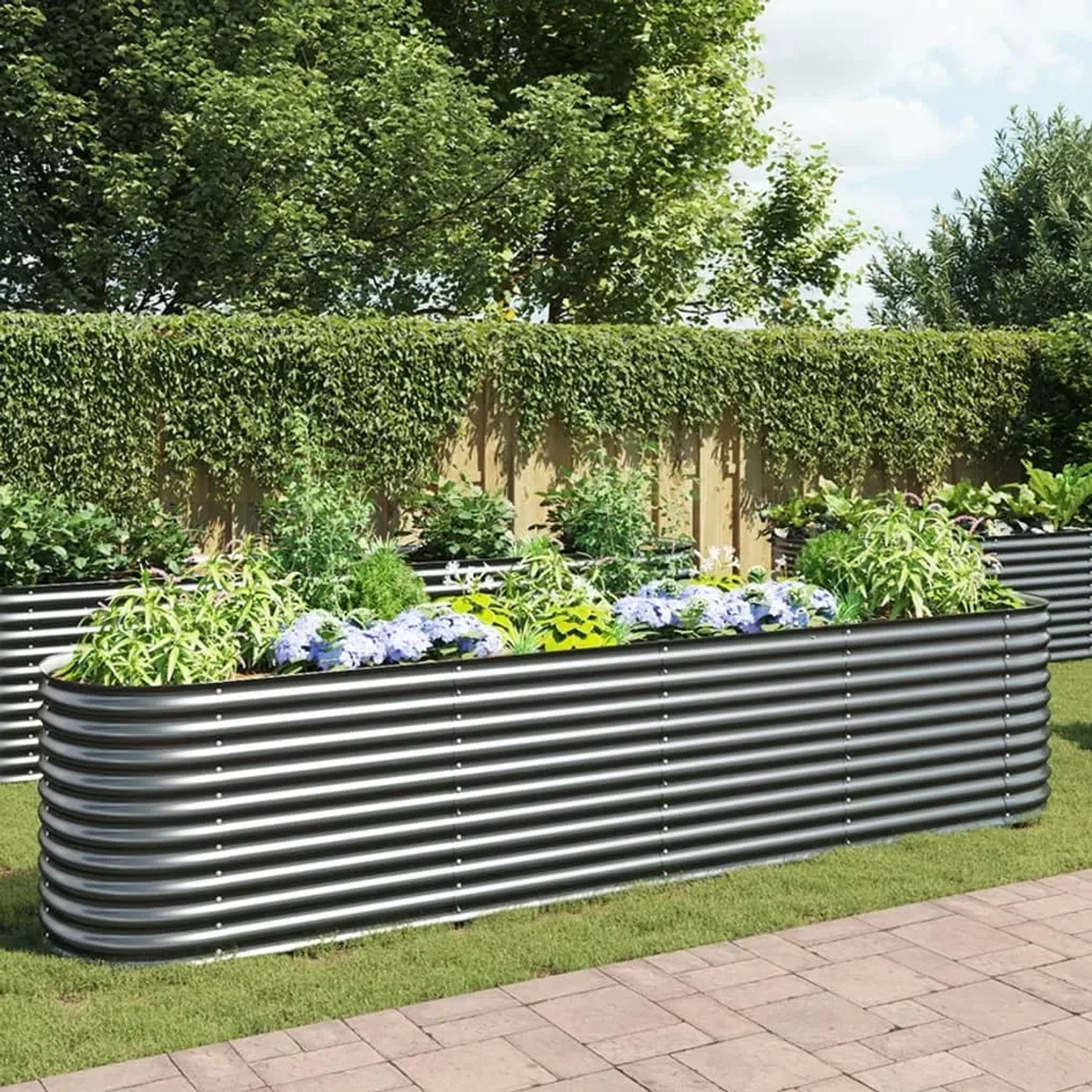 Graues furnicato Garten-Hochbeet aus verzinktem Stahl, 400x80x81 cm, bepflanzt im Garten.